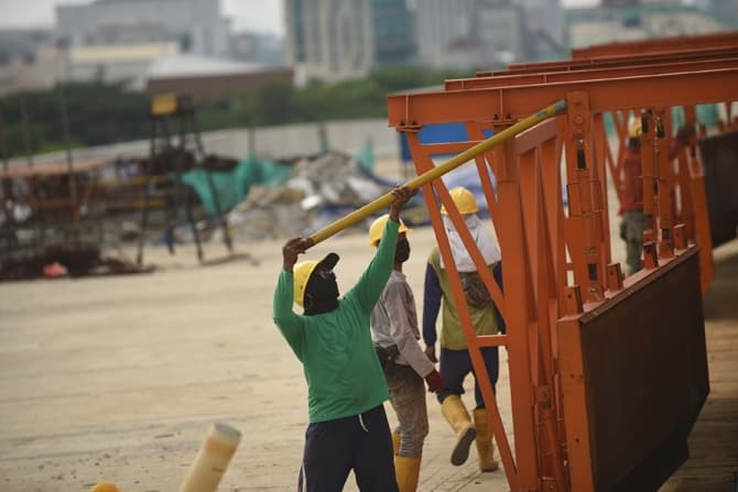 Pekerja melakukan proses pengerjaan pembangunan 6 ruas jalan tol Seksi A Kelapa Gading-Pulogebang 9,3 kilometer di kawasan Kelapa Gading, Jakarta Utara, Minggu (18/10/2020). Pembangunan jalan tol tahap 1 dengan nilai investasi sebesar Rp20,7 triliun memil - Image