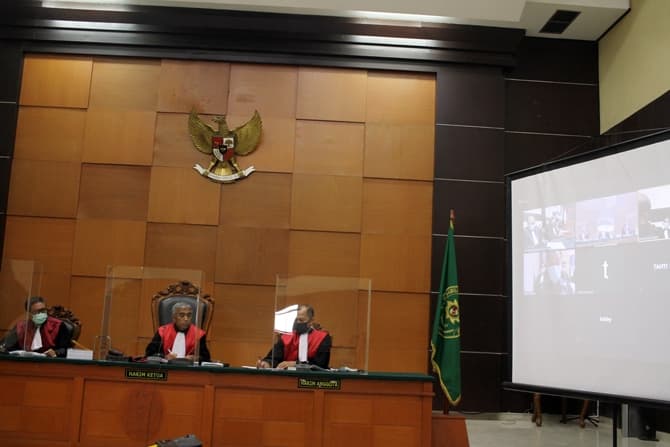 Ketua Majelis Hakim Muhammad Sirad memimpin jalannya sidang perdana kasus surat jalan, dan dokumen palsu dengan terdakwa Djoko Tjandra yang digelar secara virtual di Pengadilan Negeri Jakarta Timur, Selasa (13/10/2020). Perkara yang disidangkan hari ini t - Image