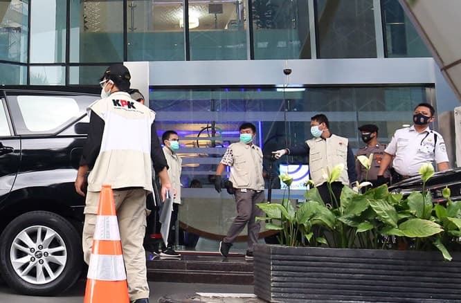 Sejumlah penyidik KPK memasuki gedung Mina Bahari IV kementerian Kelautan dan Perikanan (KKP), Jakarta, Jumat (27/11). penggeledahan tersebut dilakukan usai tertangkapnya mantan Menteri Kelautan dan Perikanan Edhy Prabowo bersama enam tersangka lainnya d - Image