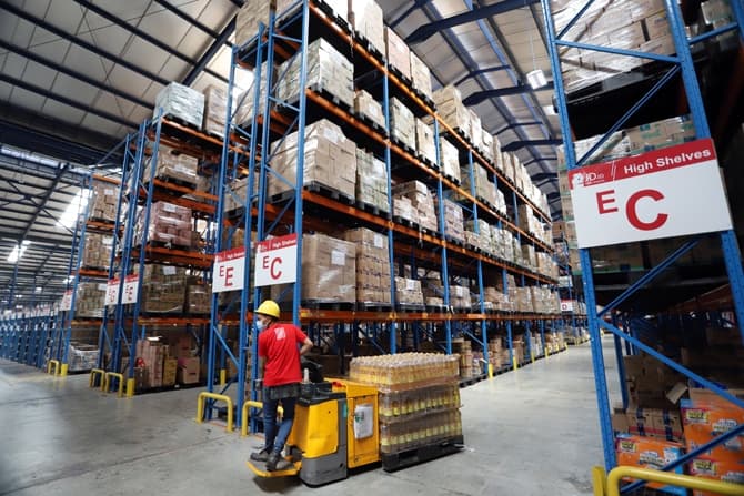 Pekerja saat mengecek ketersediaan stok barang makanan dan minuman di salah satu gudang E-Commerce, Marunda, Jakarta[, Kamis (13/11/2020). Meski sejumlah sektor industri yang lesu selama pandemi Covid-19, Kementerian Perindustrian optimistis industri maka - Image