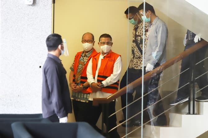 Wali Kota Cimahi Ajay Muhammad Priatna usai diperiksa terkait kasus suap perizinan pengembangan Rumah Sakit Kasih Bunda Cimahi di Gedung KPK, Jakarta, Sabtu (28/11/2020). KPK menetapkan Wali Kota Cimahi Ajay Muhammad Priatna sebagai tersangka penerima s - Image