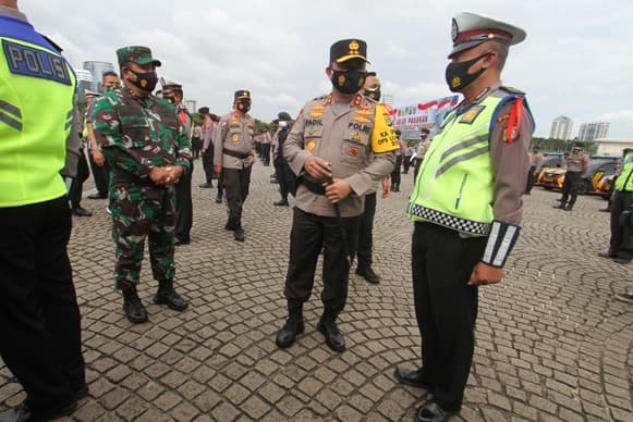 Kapolda Metro Jaya Irjen Fadil Imran, bersama Pangdam Jaya Mayjen TNI Dudung Abdurachman, meninjau pasukan disela Apel Operasi Lilin Jaya 2020 di Silang Monas, Jakarta, Senin (21/12/2020). Apel diikuti gabungan anggota TNI-Polri serta Pemerintah Provinsi - Image