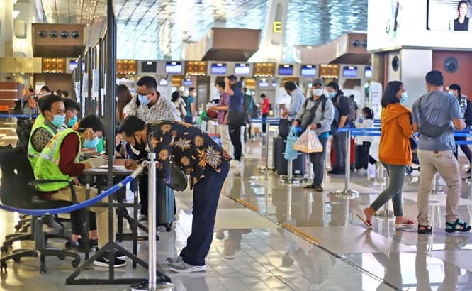 Petugas Kantor Karantina Pelabuhan (KKP) memeriksa dokumen persyaratan kesehatan penumpang di Terminal 3, Bandara Soekarno Hatta, Tangerang, Jumat (18/12/2020). Mulai hari ini (18/12) seluruh transportasi publik khususnya udara, pemerintah memberlakukan r - Image