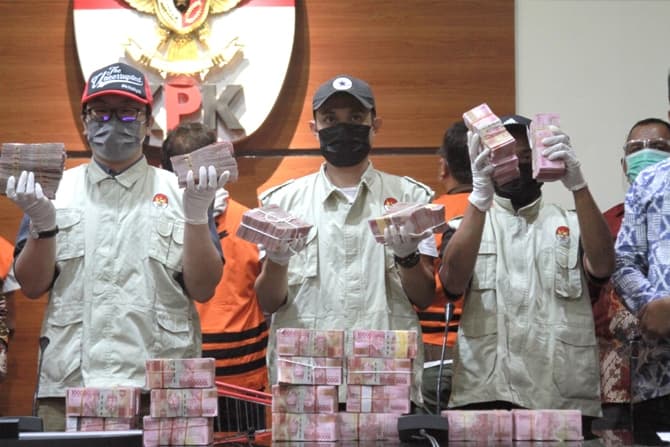 Wakil Ketua KPK Nawawi Pomolango bearsama penyidik KPK menunjukan barang bukti saat konferensi pers penetapan Bupati Banggai Laut Wenny Bukamo sebagai tersangka di Gedung KPK, Jakarta, Jumat (4/12/2020). KPK menetapkan Bupati Banggai Laut, Sulawesi Tengah - Image