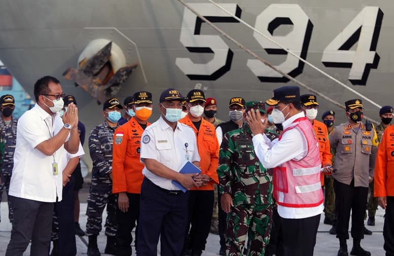 Menteri Perhubungan Budi Karya Sumadi mengumumkan pemberhentian operasi SAR SJ 182 di Posko SAR SJ 182 di Dermaga JICT, Tanjung Priok, Jakarta, Kamis (21/1/2021). Basarnas secara resmi menutup operasi SAR SJ 182 dihari ke 13, selanjutnya di teruskan oleh - Image