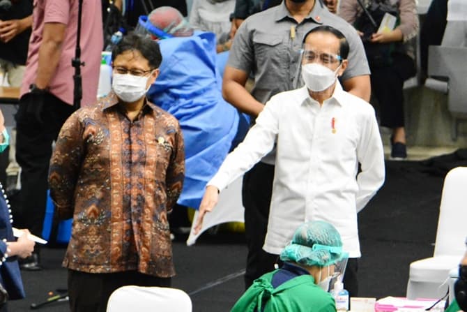 Presiden Joko Widodo didampingi Menteri Kesehatan Budi Gunadi Sadikin meninjau vaksinasi Covid/19 massal di Istora Senayan, Jakarta, Kamis (4/2/2021). Presiden Jokowi menyaksikan langsung vaksinasi tahap pertama tenaga kesehatan DKI Jakarta di Istora Sen - Image