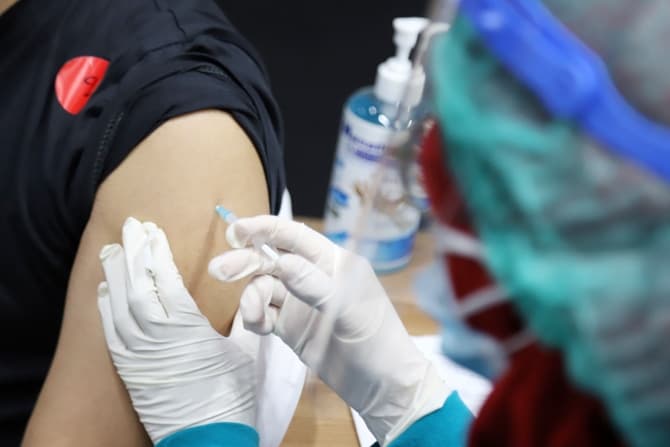 Sejumlah tenaga kesehatan mengikuti vaksinasi dosis pertama vaksin COVID-19 Sinovac di Istora Senayan, Jakarta, Kamis (4/2/2021). Kementerian Kesehatan dan Pemerintah Provinsi DKI Jakarta menggelar vaksinasi dengan menargetkan 6.000 orang tenaga kesehatan - Image