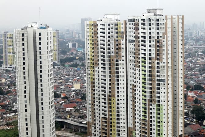 Deretan hunian vertikal atau apartemen di Jakarta, Senin (15/3/2021). . Menurut Peneliti Konservasi World Wide Fund Thomas Barano, keberadaan hunian vertikal bisa mendukung pembangunan berkelanjutan. Berdasarkan beleid pasal 29 dan 30 UU Nomor 26 Tahun 20 - Image
