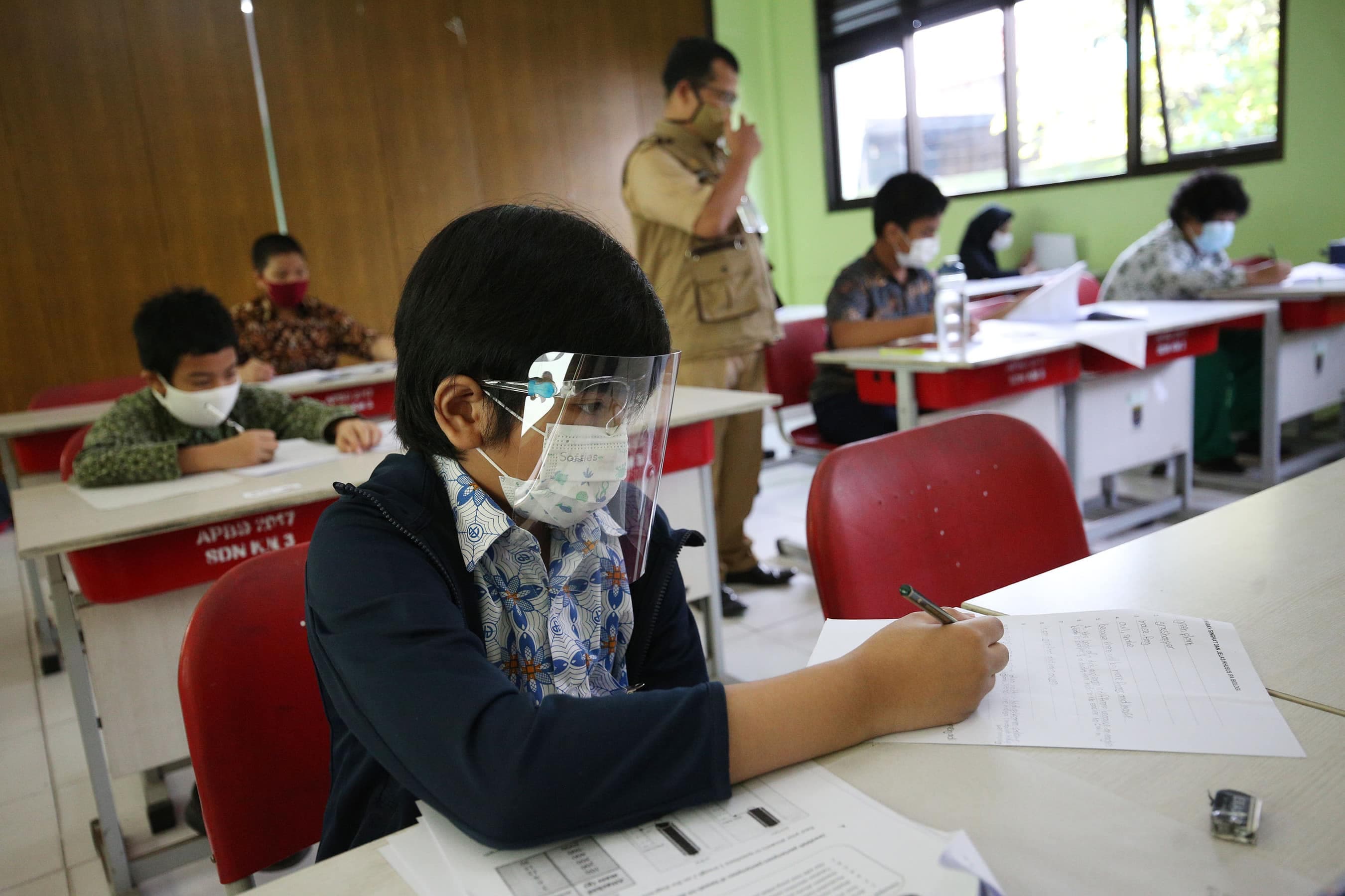 Siswa perwakilan sekolah mengerjakan soal mata pelajaran IPA saat kegiatan Kompetisi Sains Nasional (KSN) seleksi Tingkat SD/MI se-Kota Depok di Sekolah Dasar Negeri Kemirimuka 3, Depok, Jawa Barat, Senin (22/03/2021). Pelaksanaan KSN tahun ini dilaksanak - Image