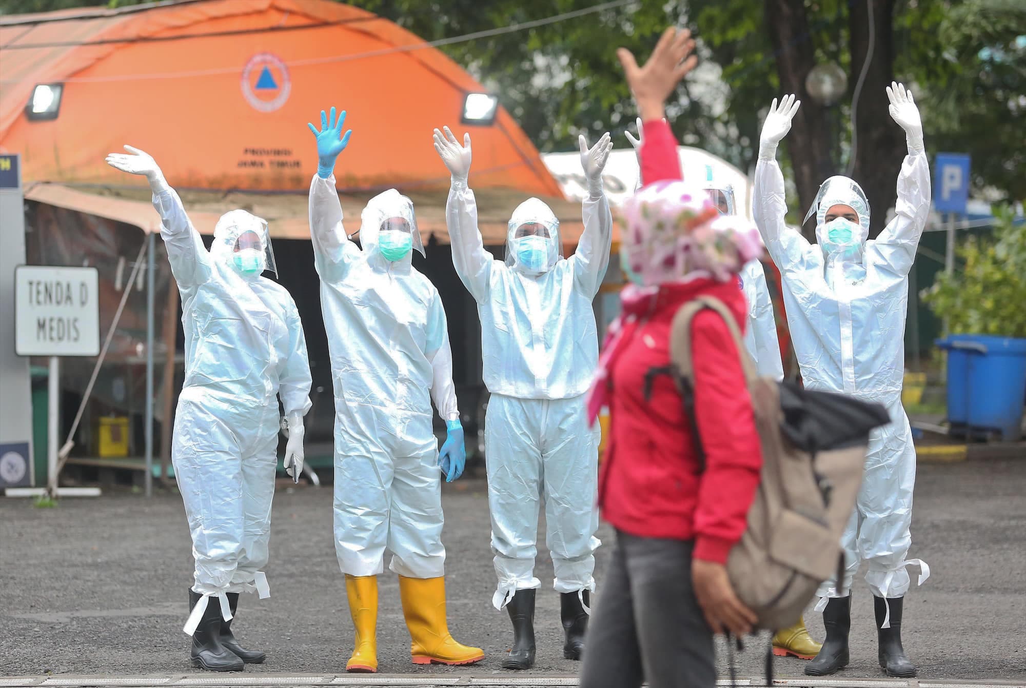 Penyintas Covid-19 berpamitan pada dokter dan perawat Rumah Sakit Lapangan Kogabwilhan II (RSLK) yang sudah merawat dirinya hingga dinyatakan sembuh dan wisuda meninggalkan RSLK kemarin (17/3). Hari ini RSLK mewisuda 9 penyintas Covid-19 sehingga total pa - Image