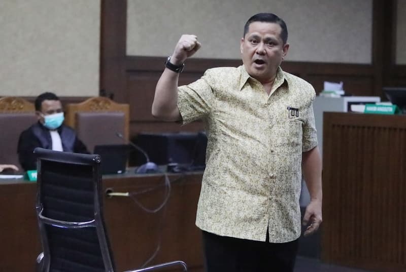 Terdakwa kasus suap penghapusan red notice Djoko Tjandra, Irjen Pol Napoleon Bonaparte (tengah) menjalani sidang dengan agenda pembacaan putusan di Pengadilan Tipikor, Jakarta, Rabu (10/3/2021). Majelis hakim memvonis terdakwa mantan Kepala Divisi Hubunga - Image
