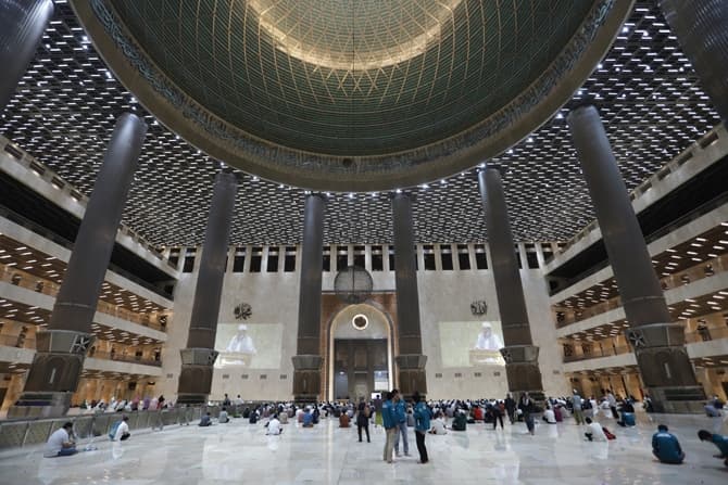 Umat muslim menjalankan ibadah Shalat Tarawih di Masjid Istiqlal, Jakarta, Senin (12/04/2021) malam. Pemerintah menetapkan awal puasa atau 1 Ramadhan 1442 Hijriah jatuh pada Selasa, 13 April 2021 berdasarkan keputusan bulat dari berbagai ormas islam hingg - Image