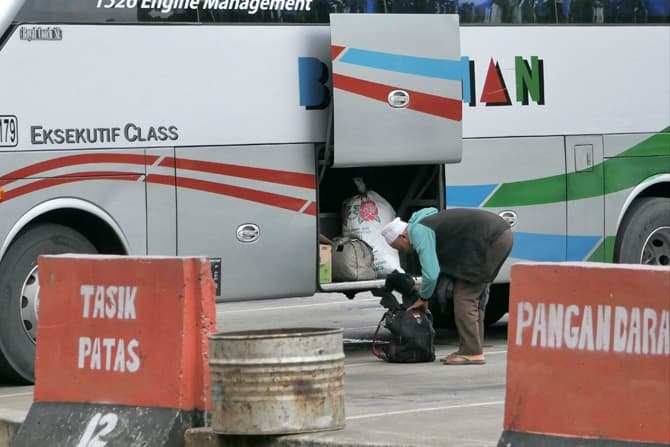 Calon penumpang saat mudik lebih awal di Terminal, Kampung Rambutan, Jakarta, Senin (12/4/2021). Pemerintah telah mengeluarkan kebijakan larangan mudik lebaran tahun 2021 yang berlaku selama 12 hari, mulai tanggal 6 hingga 17 Mei 2021. Meski begitu, Mente - Image