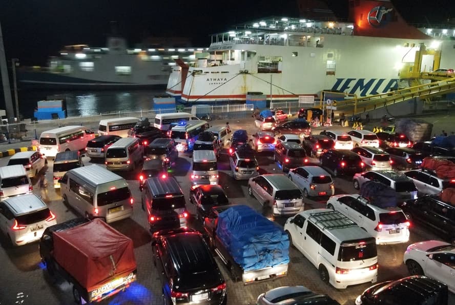 Foto udara kendaraan pemudik tujuan Sumatera antre memasuki kapal Roro di Pelabuhan Merak, Banten, Rabu (5/5/2021) dini hari. Jelang larangan mudik pada 6 Mei 2021, Pelabuhan Merak mengoperasikan 29 kapal roro untuk melayani penyeberangan penumpang menuju - Image
