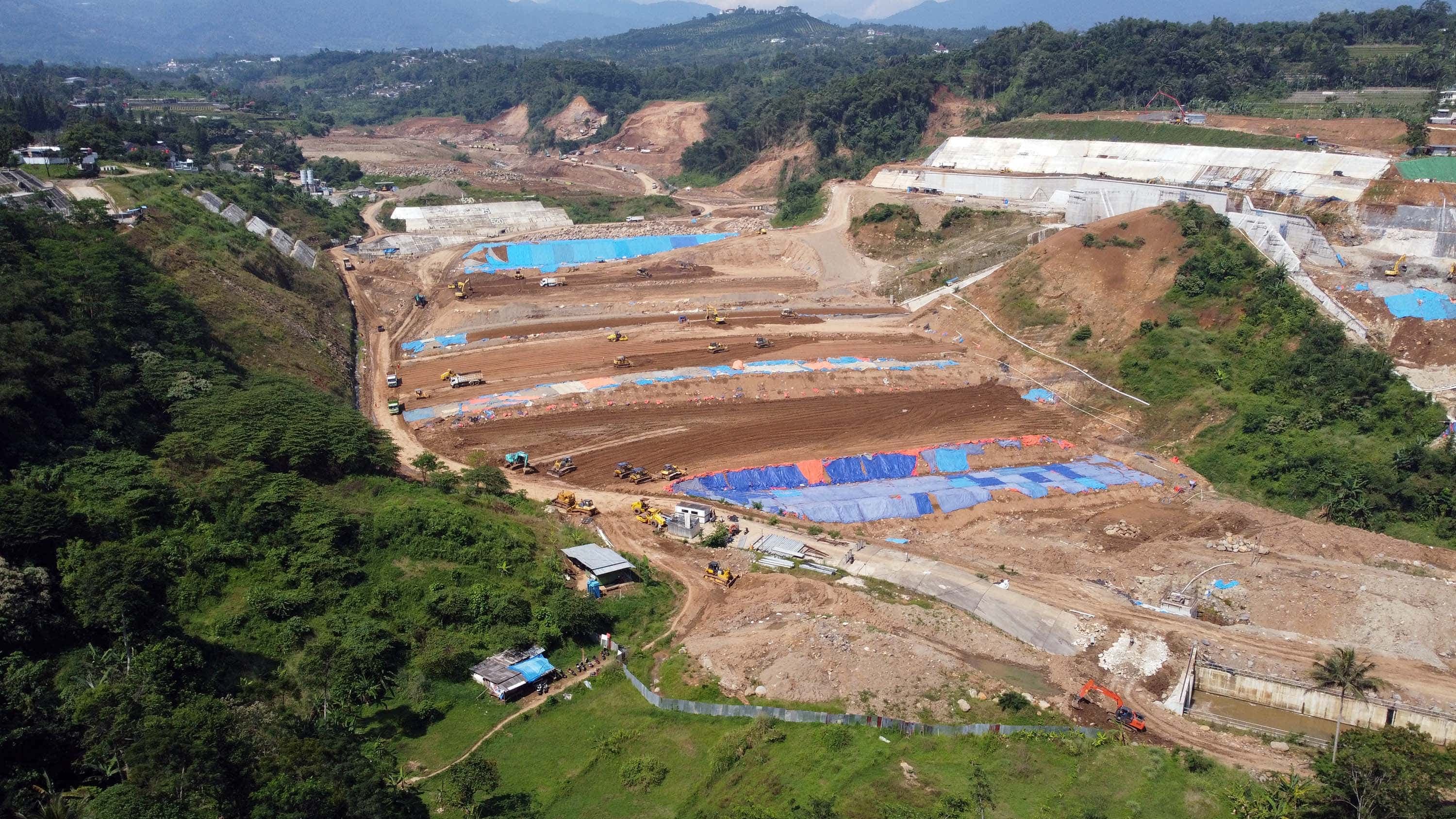 Aktivitas pembangunan Bendungan Ciawi dan Sukamahi di Ciawi, Kabupaten Bogor, Jawa Barat, Rabu (26/5/2021). Menurut Menteri PUPR Basuki Hadimuljono pembangunan Bendungan Ciawi dan Sukamahi merupakan bagian dari rencana induk pengendalian banjir (flood con - Image