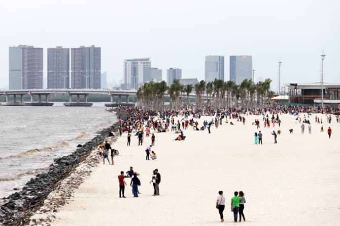 Suasana ramai saat pengunjung memadati Pantai Pasir Putih PIK 2, Dadap, Kabupaten Tangerang, Banten, Sabtu (15/5/2021). Warga yang tidak bisa mudik mengisi libur Lebaran dengan berwisata ke pantai berpasir putih tersebut. Foto: Dery Ridwansah/ JawaPos.co - Image
