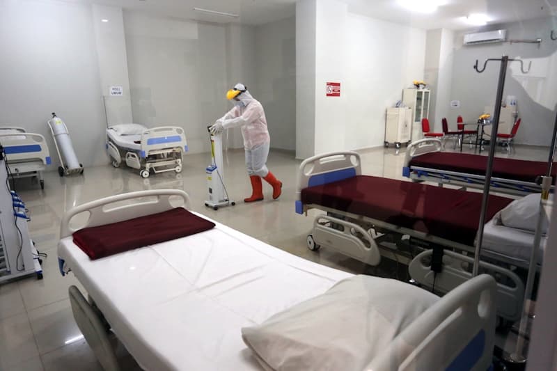 Petugas mempersiapkan fasilitas ruang perawatan di Tower 8 Rumah Sakit Darurat COVID-19 (RSDC) Wisma Atlet Pademangan, Jakarta, Selasa (15/6/2021). Satuan tugas penanganan COVID-19 bersama Pemerintah akan membuka tower 8 RSDC Wisma Atlet Pademangan dengan - Image