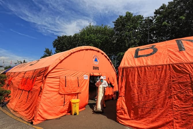 Tenaga medis saat menyiapkan tabung oksigen di tenda darurat yang dijadikan ruang IGD (Instalasi Gawat Darurat) di RSUD Bekasi, Jawa Barat, Sabtu (26/6/2021). Kasus COVID-19 di Indonesia masih terus melonjak sampai saat ini. Per Sabtu (26/6/2021) ini, kas - Image