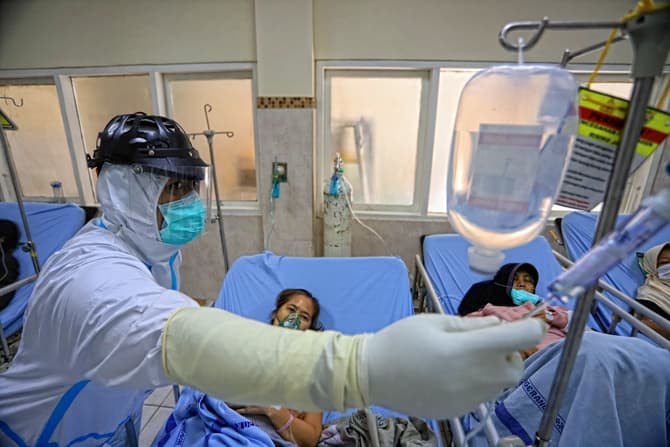 Tenaga Medis dengan sigap Merawat pasien positif Covid-19 di IGD Rumah Sakit Umum Kabupaten Tangerang, Banten, Jumat (2/7/2021). Melonjaknya kasus COVID-19 membuat tenaga medis RSU Kabupaten Tangerang bersigap menangani pasien. Hal ini guna menghindari pe - Image