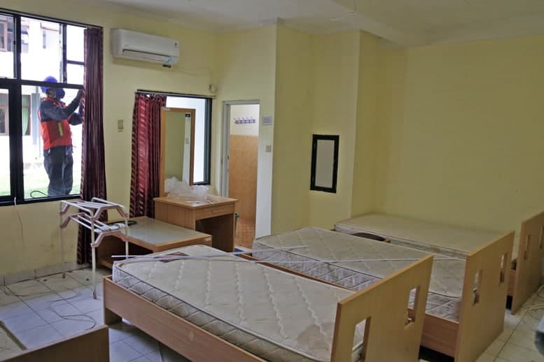Pekerja menyelesaikan kesiapan RS Darurat Covid-19 di Kompleks Asrama Haji Pondok Gede, Jakarta, Rabu (7/7/2021). Presiden Joko Widodo mengalihfungsikan Asrama Haji Pondok Gede, untuk dijadikan Rumah Sakit Darurat Covid-19 yang dapat menampung 900 pasien - Image