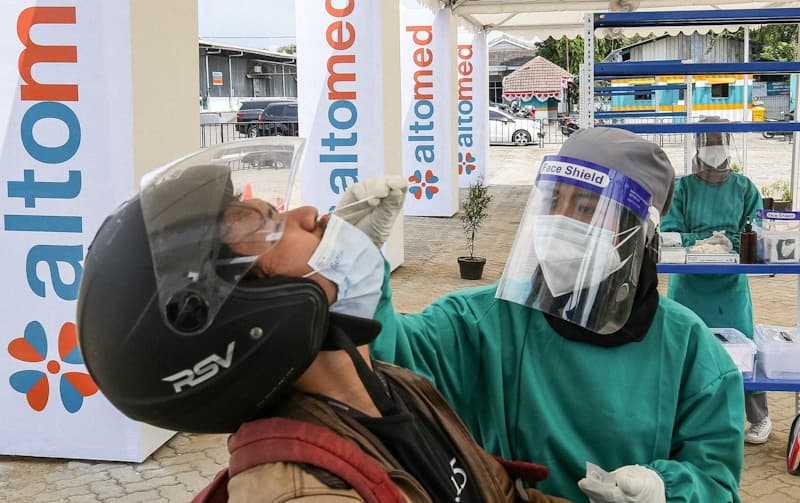 Warga melakukan tes antigen Covid-19 di layanan PCR dan Antigen Swab Test Altomed, Kelapa Gading, Jakarta, Senin (9/8/2021). Satuan Tugas Penanganan Covid-19 melaporkan jumlah spesimen harian terkait Covid-19 pada hari ini, Senin (9/8/2021) mencapai 145.2 - Image