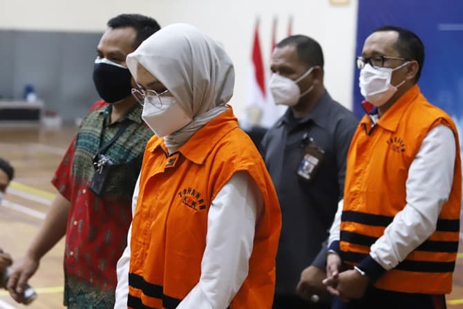 Bupati Probolinggo Puput Tantriana Sari dan suaminya, Hasan Aminudin saat dihadirkan pada jumpa pers di Gedung KPK, Jakarta, Selasa (31/8/2021). KPK menetapkan Bupati Probolinggo, Puput Tantriana Sari bersama suaminya, Hasan Aminuddin sebagai tersangka ka - Image