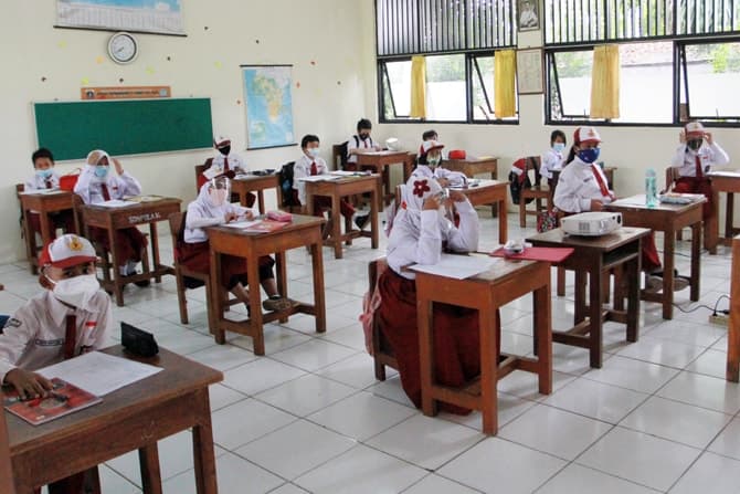 Suasana belajar mengajar Pembelajaran Tatap Muka di Sekolah SDN Pondok Labu 14 Pagi, Jakarta, Senin (30/8/2021). Sebanyak 610 sekolah di Jakarta memulai sekolah tatap muka setelah status PPKM Jakarta turun ke level 3. Daftar 610 sekolah yang menggelar se - Image