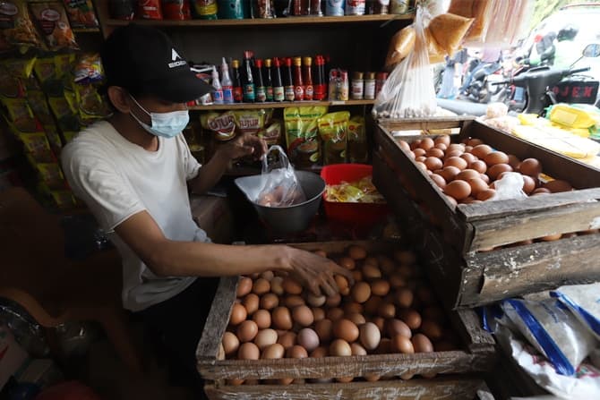 Pedagang sembako merapihkan dagangannya di kios Pasar Kebayoran Lama, Jakarta, Rabu (11/8/2021). Pemerintah menanggung Pajak Pertambahan Nilai (PPN) atas pembayaran sewa toko berupa ruangan atau bangunan, dari pelaku usaha retail atau pedagang eceran ya - Image