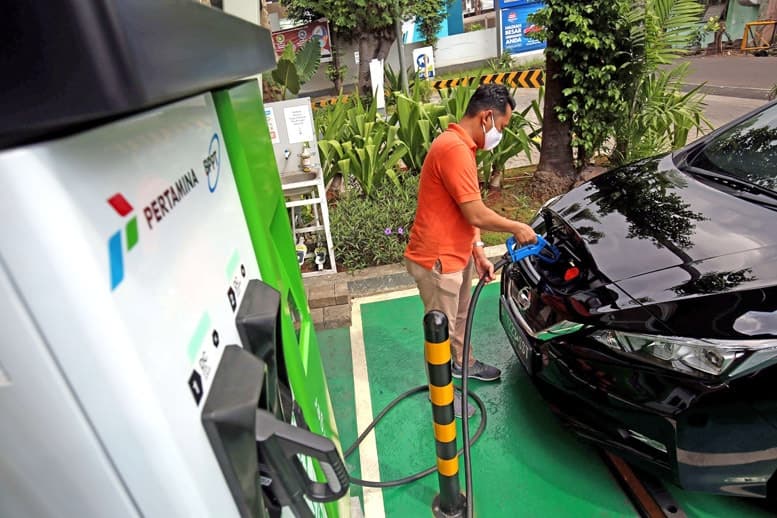Petugas mengisi daya mobil listrik di Stasiun Pengisian Kendaraan Listrik Umum (SPKLU) di kawasan MT haryoni, Jakarta, Kamis (5/8/2021). PT Pertamina (Persero) bersama dengan Badan Pengkajian dan penerapan Teknologi (BPPT) resmi mengoperasikan SPKLU fast - Image