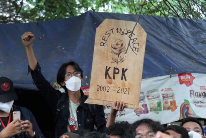 Mahasiswa yang tergabung dalam Aliansi BEM Seluruh Indonesia (BEM SI) dan Gerakan Selamatkan KPK menggelar aksi unjuk rasa di sekitar Gedung Merah Putih KPK di Jakarta, Senin (27/9/2021). Aksi demonstrasi itu menuntut pembatalan pemecatan 56 pegawai KPK y - Image