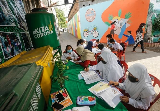 Sejumlah siswa Sekolah Dasar Negeri disekitar Kelurahan Tegalsari Surabaya mengikuti kegiatan daring sekolahnya di Posko Bank Sampah Berkah Surabaya meskipun Pemerintah Kota Surabaya memberikan izin untuk kegiatan pembelajaran tatap muka, kemarin, Senin ( - Image