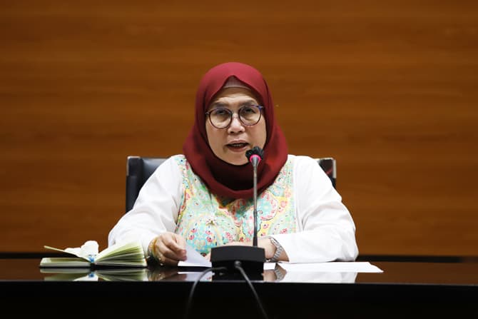 Wakil Ketua KPK Lili Pintauli Siregar menyampaikan keterangan pers terkait Operasi Tangkap Tangan (OTT) KPK di Kuantan Singingi di gedung KPK, Jakarta, Selasa (19/10/2021). KPK menetapkan dua orang tersangka dalam OTT tersebut yakni Bupati Kuantan Singing - Image