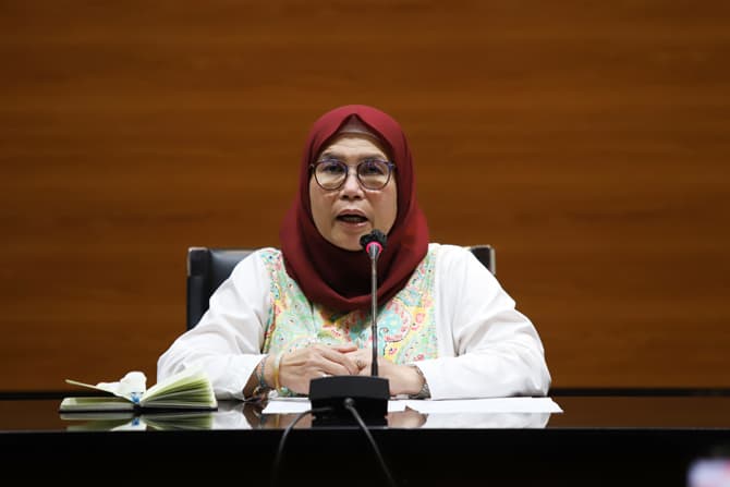 Wakil Ketua KPK Lili Pintauli Siregar menyampaikan keterangan pers terkait Operasi Tangkap Tangan (OTT) KPK di Kuantan Singingi di gedung KPK, Jakarta, Selasa (19/10/2021). KPK menetapkan dua orang tersangka dalam OTT tersebut yakni Bupati Kuantan Singing - Image