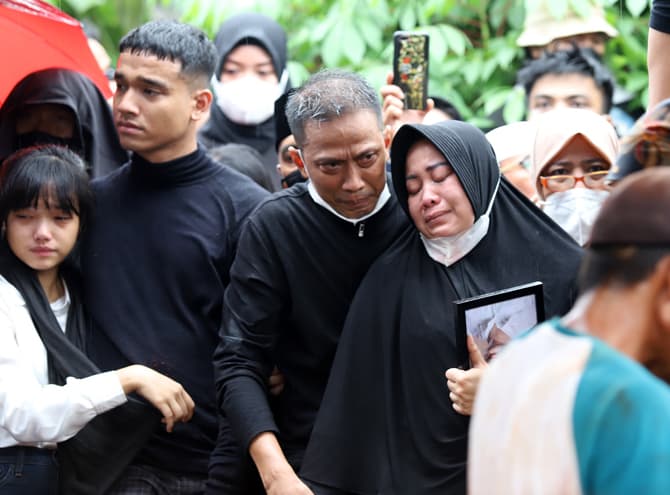 Ayah Vanessa Angel, Doddy Sudrajat bersama istrinya menangis haru saat mengikuti prosesi pemakaman Jenazah Vanessa Angel dan Bibi Ardiansyah di makamkan di Pemakaman Taman Islam Malaka, Pesanggrahan, Jakarta Selatan, Jumat (05/11/2021). Jenazah Vanessa An - Image