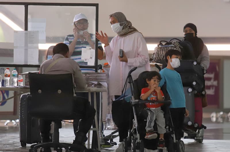 Sejumlah Waga Negara Indonesia (WNI) yang pulang dari luar negeri menjalani proses screening untuk penempatan karantina ke Wisma Atlet di Terminal 3 Bandara Soekarno-Hatta, Tangerang, Senin (29/11/2021). Seiring merebaknya kasus Covid-19 varian baru virus - Image