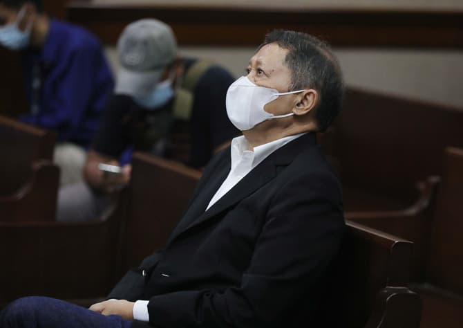 Terdakwa kasus dugaan korupsi pengadaan tiga unit Quay Container Crane (QCC) di PT Pelindo II tahun 2010 Richard Joost Lino bersiap mengikuti sidang dengan agenda pembacaan tuntutan oleh Jaksa Penuntut Umum di Pengadilan Tipikor, Jakarta, Kamis (11/11/202 - Image