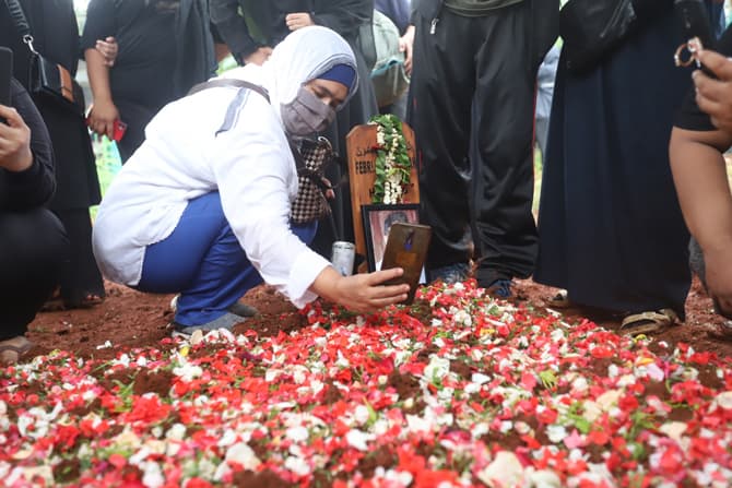Warga saat menyaksikan pemakaman Jenazah Vanessa Angel dan Bibi Ardiansyah di makamkan di Pemakaman Taman Islam Malaka, Pesanggrahan, Jakarta Selatan, Jumat (05/11/2021). Jenazah Vanessa Angel dan Bibi Ardiansyah dimakamkan setelah mengalami kecelakaan ma - Image
