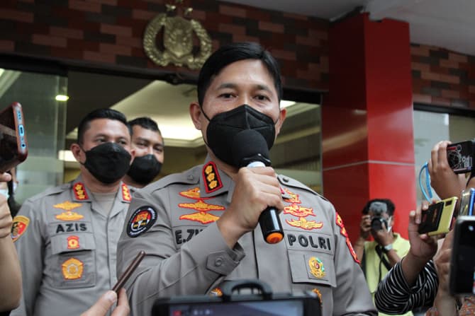 Kabid Humas Polda Metro Jaya ombes Pol Endra Zulpan saat konferensi pers di Polres Metro Jakarta Selatan, Jakarta, Rabu (15/12/2021). Rizky Nazar resmi ditetapkan sebagai tersangka dengan barang narkotika jenis ganja sebanyak 1 gram dan terancam Pasal 127 - Image
