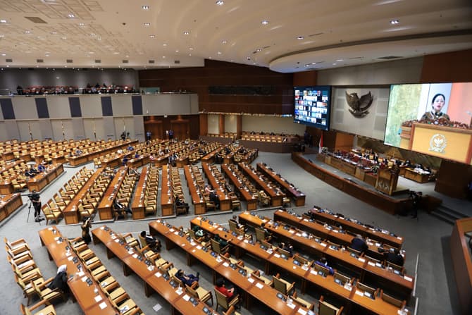 Suasana rapat paripurna penutupan masa sidang DPR RI, Kamis (16/12/2021). Rapat paripurna dibuka dan dipimpin oleh Wakil Ketua DPR Sufmi Dasco Ahmad. Sebanyak 71 anggota DPR hadir rapat paripurna secara fisik. virtual 218, izin 20. Total 309 dari 575 ang - Image