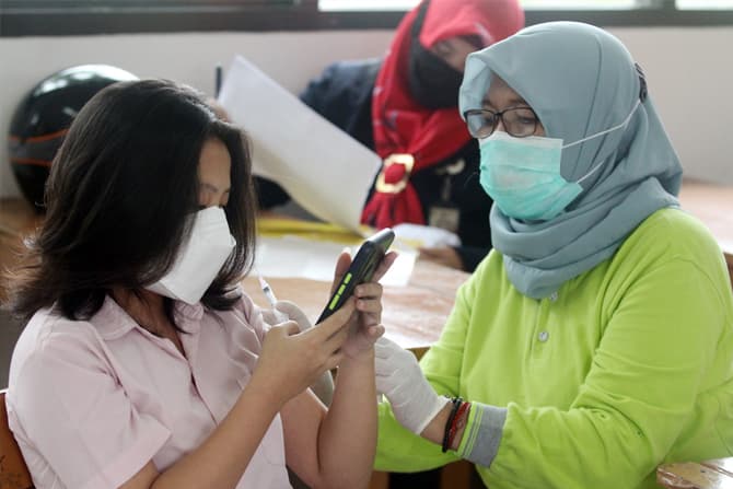 Murid Sekolah Dasar menjalani suntik Vaksin Tetanus di Madrasah Ibtidaiyah Negeri (MIN) 7, Cengkareng Timur, Jakarta, Selasa (7/12/2021). Kemenkes mengatakan capaian imunisasi rutin menurun sejak 2020. Kemenkes meminta seluruh daerah mempercepat progres - Image