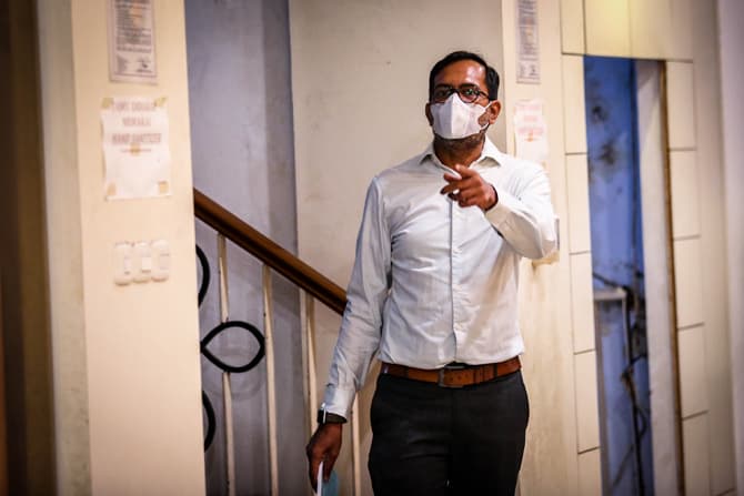 Pengacara dan aktivis hak asasi manusia (HAM), Haris Azhar saat berada di Polda Metro Jaya, Jakarta, Selasa (17/1/2022).Haris Azhar datang ke Polda dikarenakan akan di panggil paksa oleh pihak kepolisian terkait kasus pencemaran nama baik Luhut Binsar Pa - Image