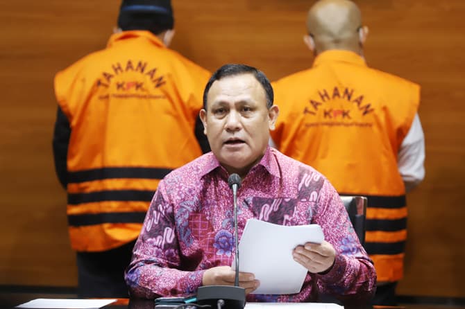 Ketua Umum KPK Firli Bahuri saat konferensi Pers di Gedung KPK Merah Putih, Jakarta, Kamis (6/1/2022), Pasca terjaring Operasi Tangkap Tangan (OTT), oleh Tim Satgas KPK pada Rabu (5/1/2022) siang. Selain menahan 9 orang termasuk Walikota dan sejulah pihak - Image