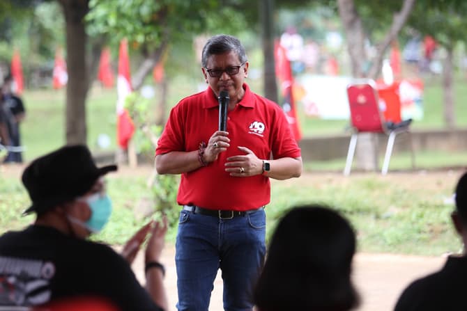 Sekretaris Jenderal (Sekjen) DPP PDI-P Hasto Kristiyanto memberikan sambutan sebelum menanam pohon dan menebar benih ikan di Danau Kampung Bintaro, Jakarta Selatan, Sabtu (29/1/2022). PDI Perjuangan menggelar kegiatan menanam pohon dan penyebaran benih - Image