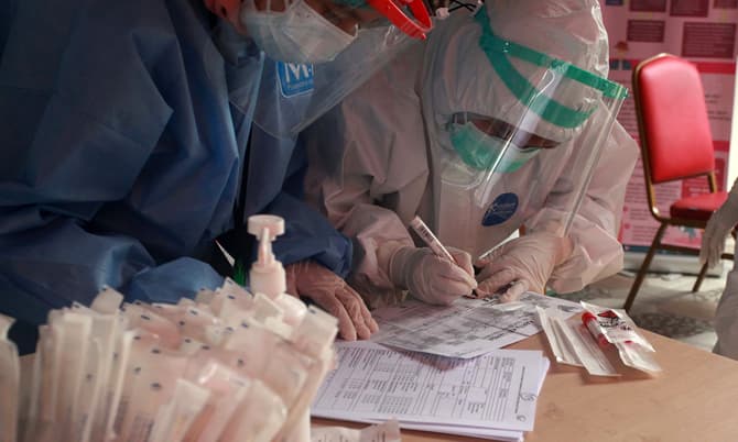 Petugas kesehatan melakukan tes usap COVID-19 kepada warga saat tes massal di Kelurahan Krukut, Kecamatan Taman Sari, Jakarta Barat, Senin (10/1/2022). Tes usap yang dilakukan kepada 500 warga Krukut tersebut menindaklanjuti ditemukannya 36 kasus COVID-19 - Image