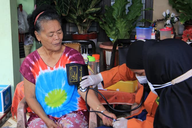 Tenaga kesehatan menyuntikkan dosis ketiga vaksin Covid-19 kepada lansia saat vaksinasi booster Covid-19 di kawasan Poris Plawad, Tangerang, Banten, Jumat (21/1/2022). Pelaksanaan vaksinasi booster Covid-19 dari rumah ke rumah ini bertujuan untuk memberi - Image