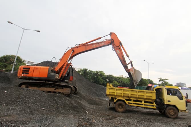 Alat berat mengerjakan proyek pembangunan sirkuit Formula E di Ancol, Jakarta, Kamis (24/2/2022). Pembangunan sirkuit Formula E sudah mencapai 28,50 persen. Dan dikebut oleh jajaran Komite Pelaksana E-Prix 2022 yang memiliki waktu 54 hari. Foto: Dery Rid - Image