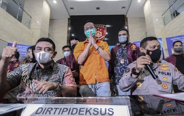 Dirtipideksus Bareskrim Polri Brigjen Whisnu Hermawan (kiri) bersama Kabag Penum Divisi Humas Polri Kombespol Gatot Repli Handoko (kanan) memberikan keterangan saat gelar barang bukti kasus afiliator Binomo dengan tersangka Indra Kesuma atau Indra Kenz (t - Image