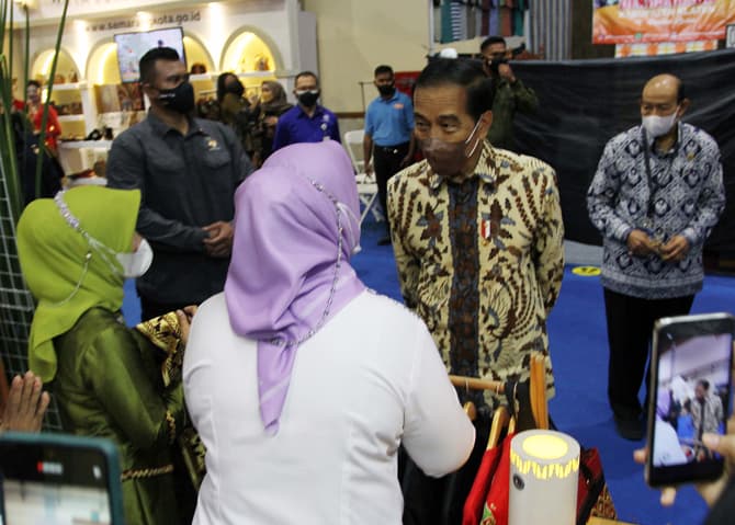 Presiden Joko Widodo Secara resmi membuka Pagelaran Jakarta International Handicraft Trade Fair (INACRAFT) 2022 di JCC, Jakarta, Rabu (23/3/2022). Pameran produk kerajinan terbesar di Asia Tenggara tersebut, menampilkan produk-produk kerajinan dan UMKM di - Image