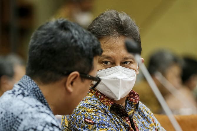Menteri Kesehatan Budi Gunadi Sadikin, berbincang sebelum memulai rapat kerja dengan Komisi X DPR di Gedung Nusantara I Senayan, Jakarta, Selasa (22/3/22). Rapat kerja ini membahas pergeseran pagu alokasi Kementerian Kesehatan tahun anggaran 2022 sesuai p - Image