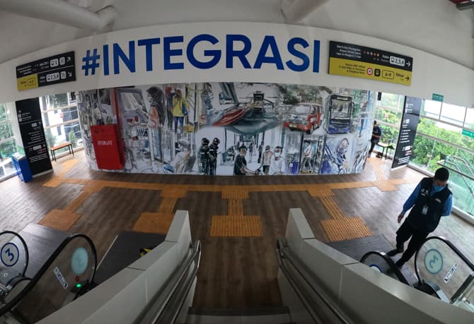 Aktivitas calon penumpang di Halte CSW Bus Transjakarta, Jakarta, Sabtu (26/03/2022). Dinas Perhubungan DKI Jakarta berencana menerapkan tarif terintegrasi untuk tiga moda transportasi umum, yakni Transjakarta, MRT dan LRT. Tarif diusulkan Rp10.000 untuk - Image